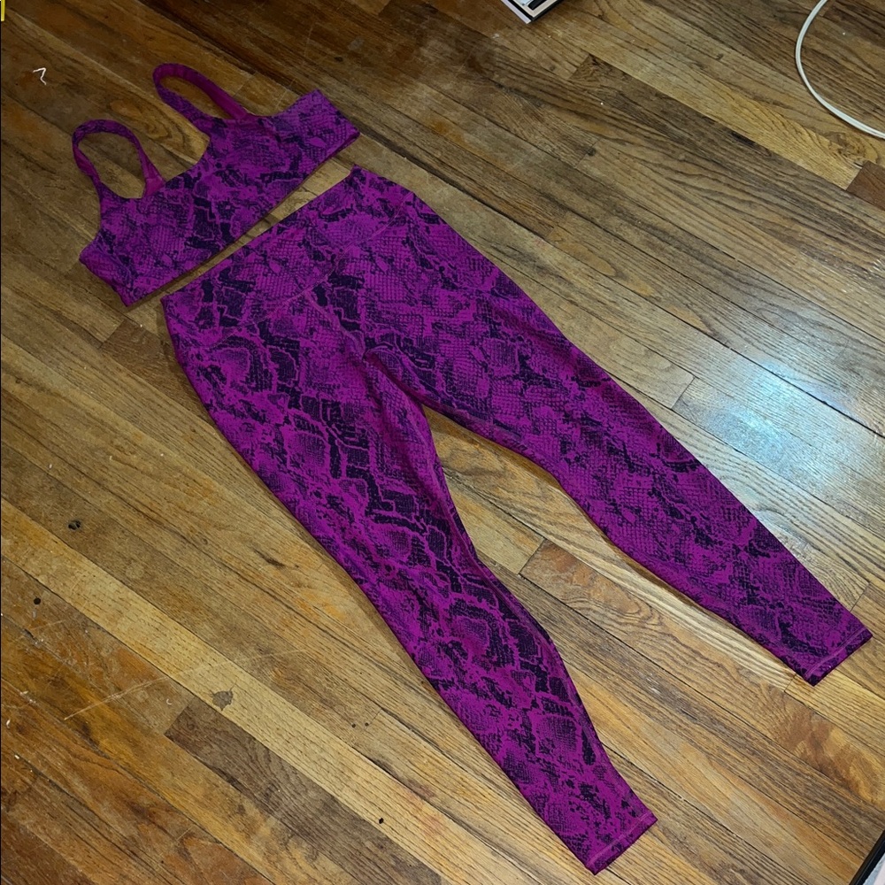 Alo purple pop Snake-Print Set - med Sports Bra xs Leggings